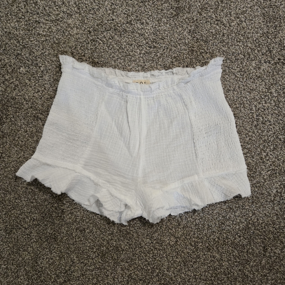 Brand new!! NWOT POL boutique white stretchy ruffle shorts size medium